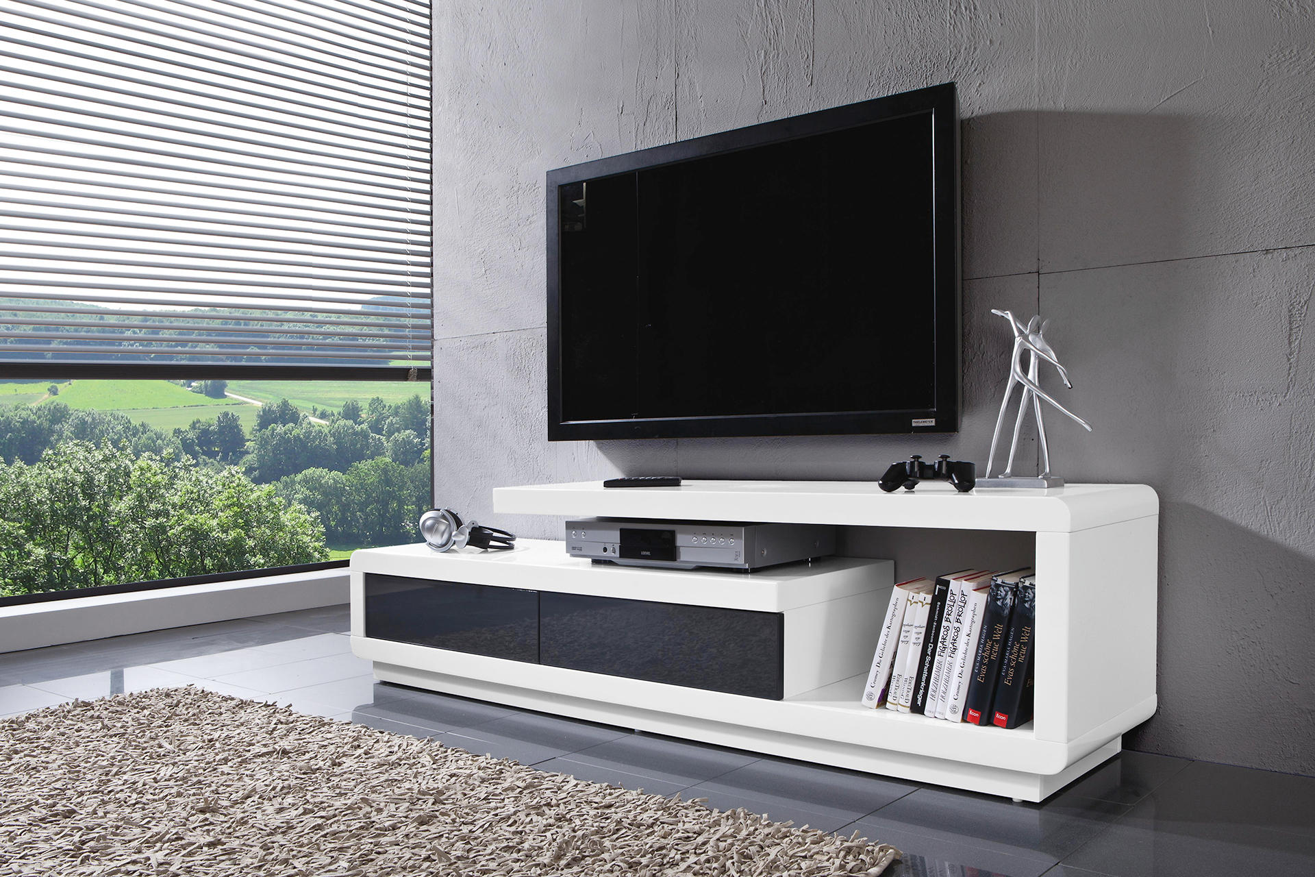 Černobílá komoda pod TV