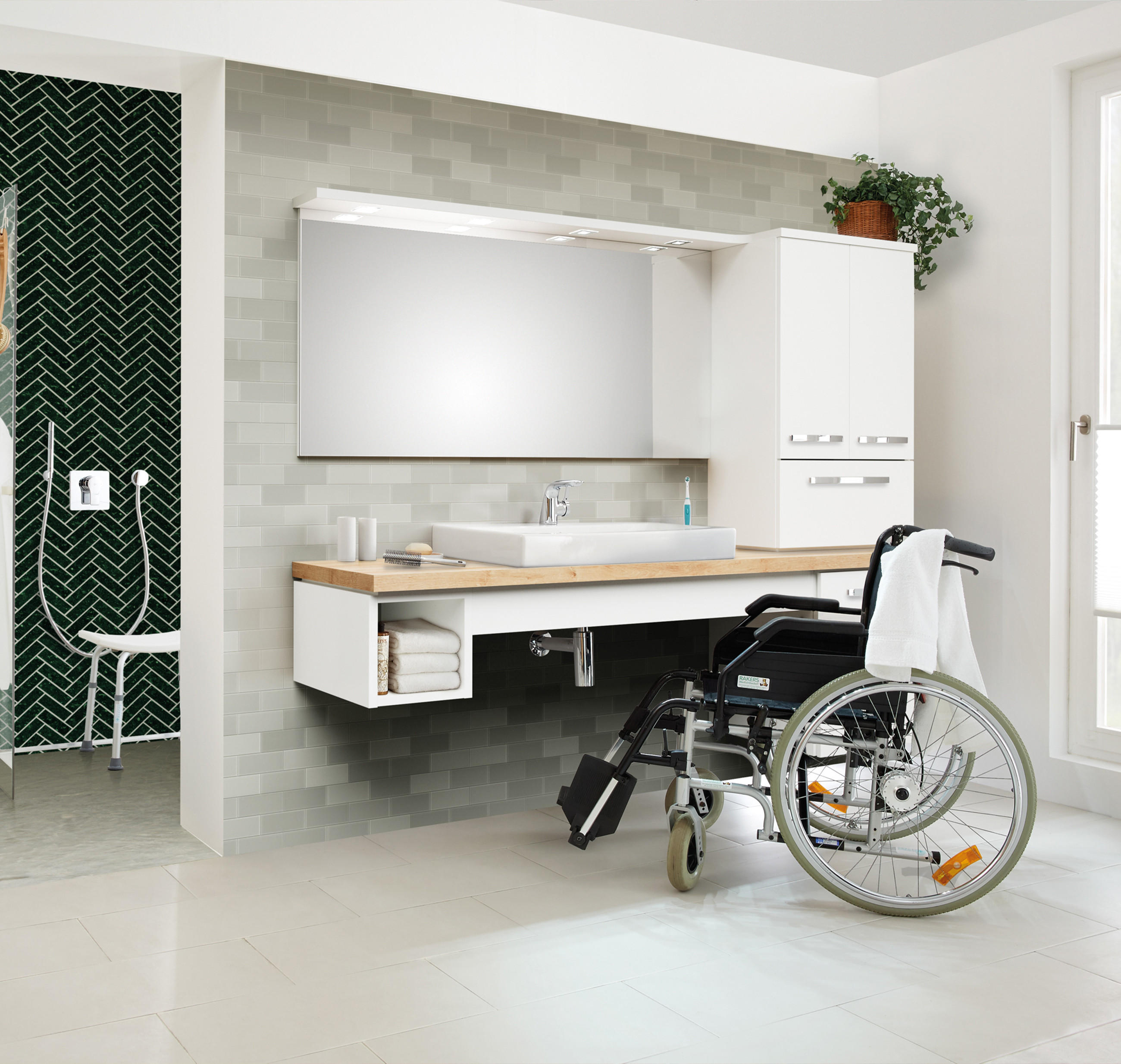 Barrierefreies Bad mit Dusche, Badewanne, Waschbecken und Spiegel, ideal für komfortable Nutzung und Zugänglichkeit