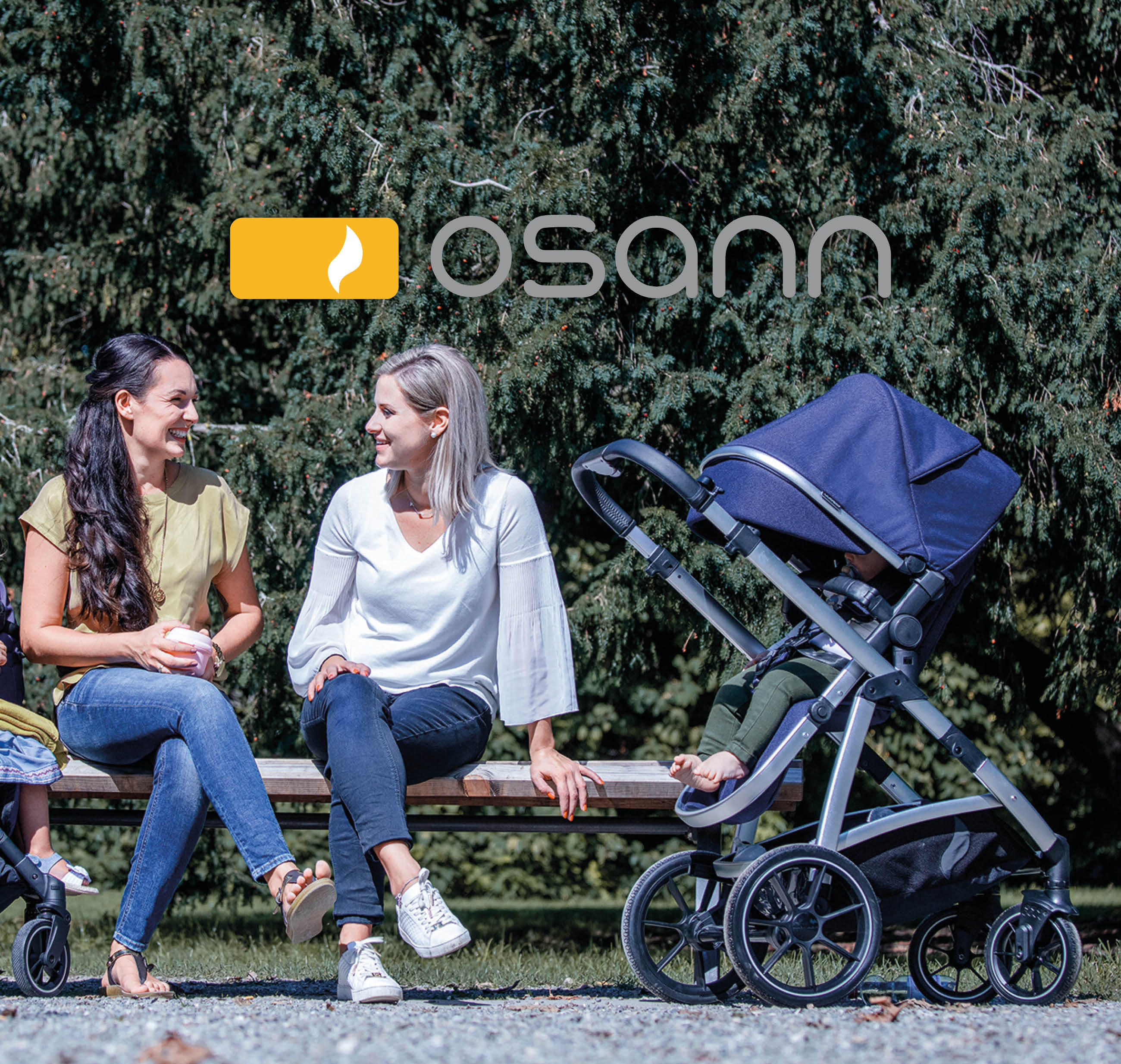 Zwei Frauen auf einer Bank mit Kinderwagen