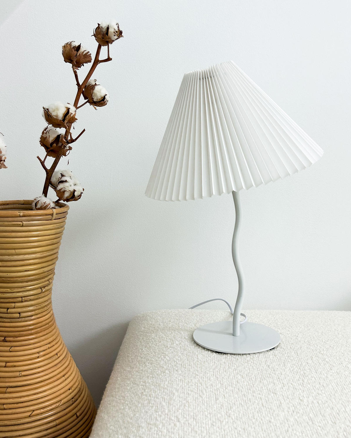 STOLNÍ SVÍTIDLO Bílé Alwero - bílá, kov (30/30/48cm) - Beliani