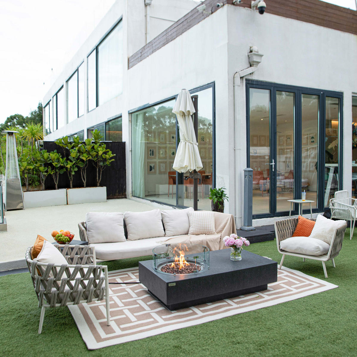 FEUERTISCH Metropolis Gasfeuerstelle aus GF-Beton - 4-tlg. Set inkl. Glasumrandung, Brennerabdeckung und Gasflaschen-Abdeckung - Dunkelgrau, Naturmaterialien (81/35/142cm) - Elementi