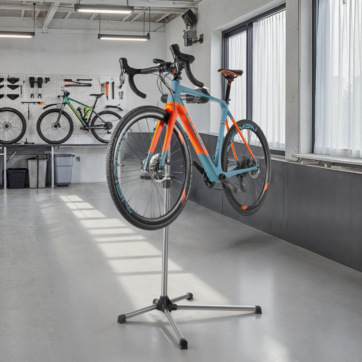 FAHRRADMONTAGESTÄNDER, inklusive Werkzeugablage, schwarz - Schwarz, Textil (60/155/90cm) - tectake