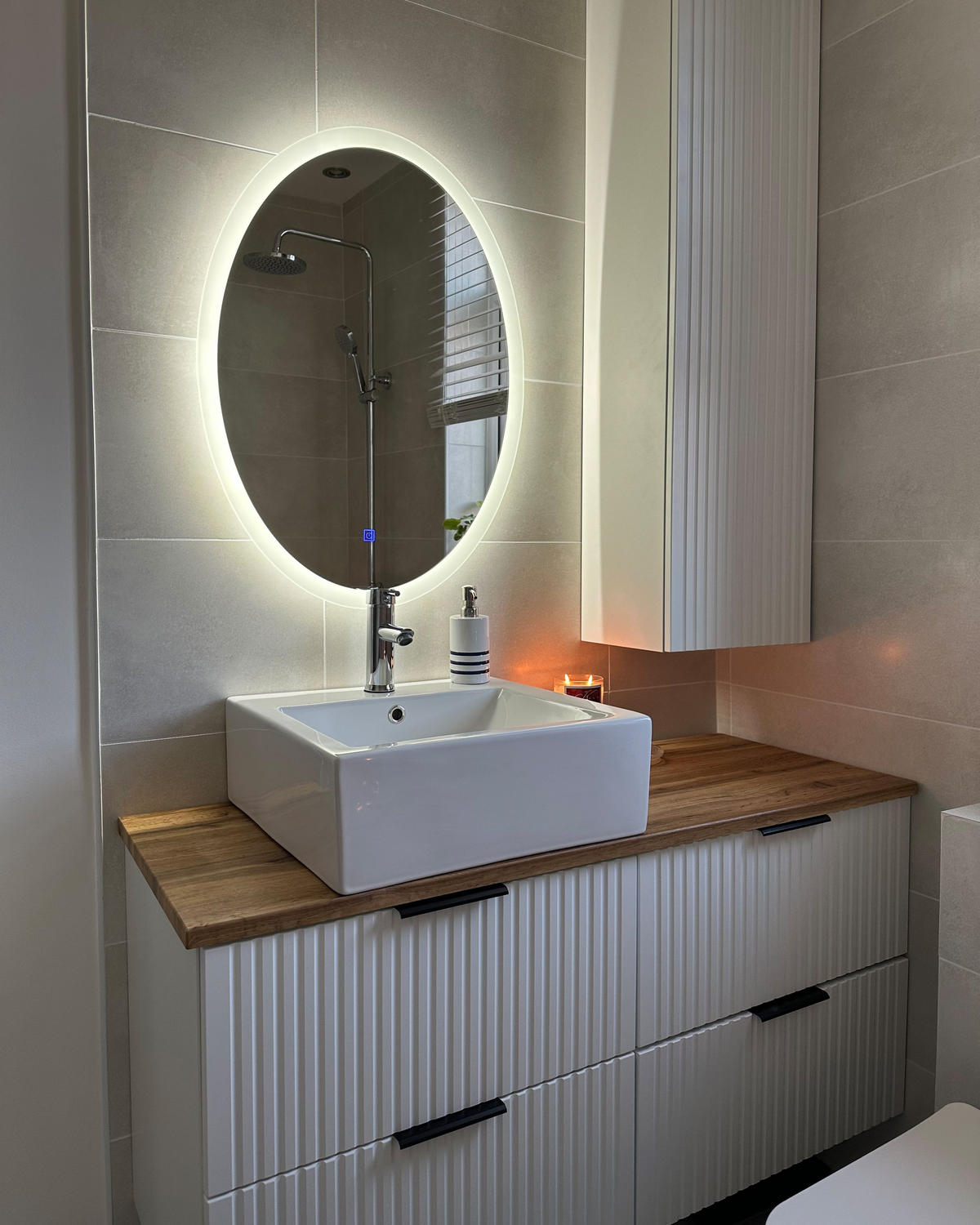 OGLINDĂ DE BAIE cu iluminare LED ovală 60/80 cm Viriat - argintiu, sticlă (60/80/3cm) - Beliani