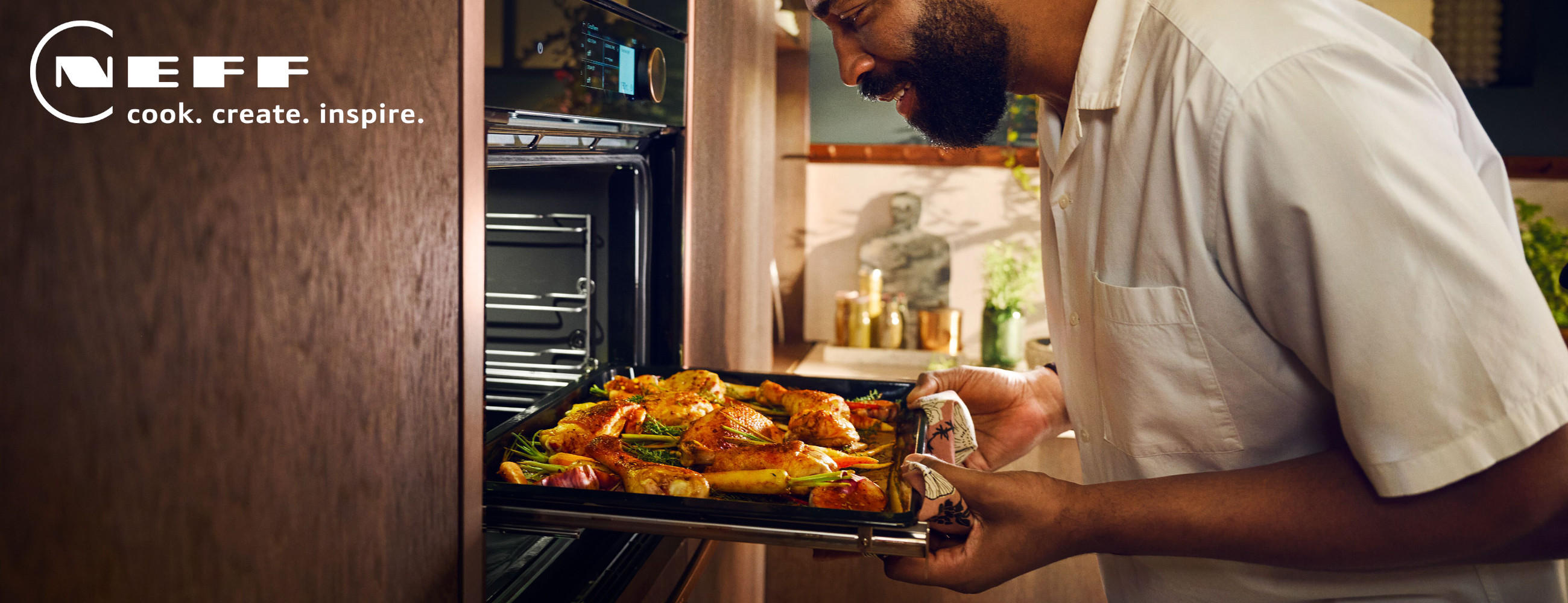 Neff, Slide and Hide, Backofen, Mann mit weißem Hemd, Hähnchen mit Gemüse