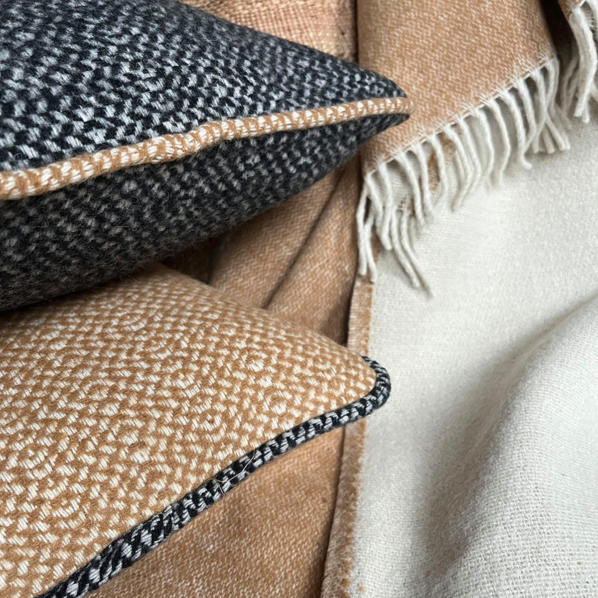 WOLLKISSEN recycelte Wolle Struktur Beige 35x60 - Beige, Textil (60/35/12cm) - Malagoon