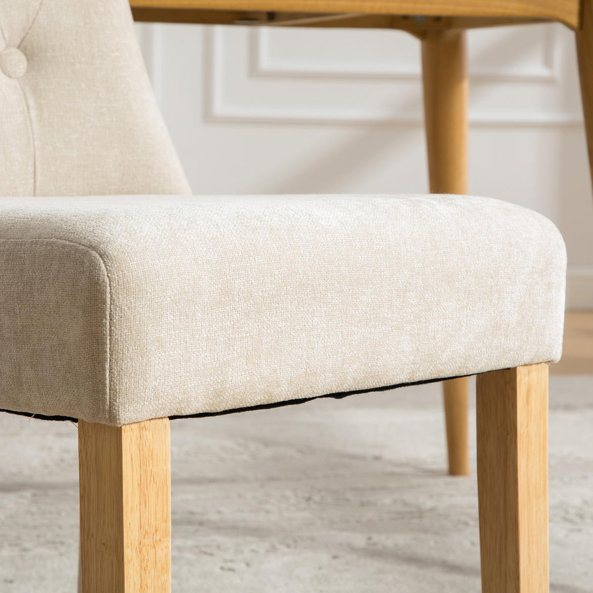 MATSTOLAR 2-pack i Chenille och Massivt Trä, med nitdekor och resårkärna - Beige, Textil (62.5/92/45cm) - Urban Meuble