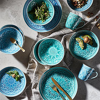 sada tanierov v modrej farbe