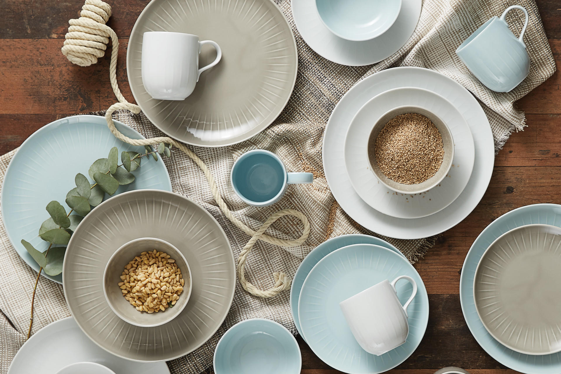 Geschirrset in Grau modern