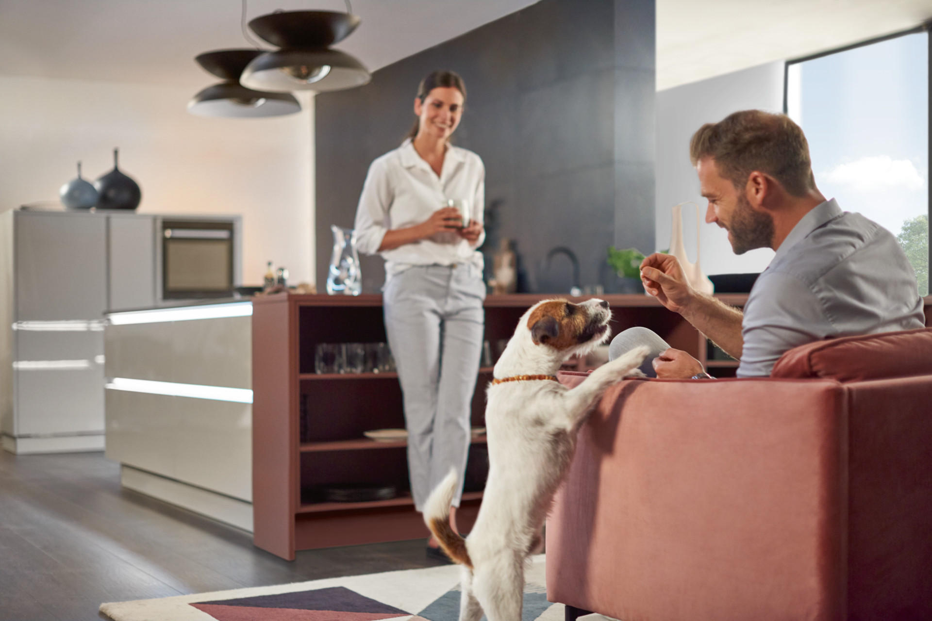 Frauchen und Herrchen mit Hund in Küche