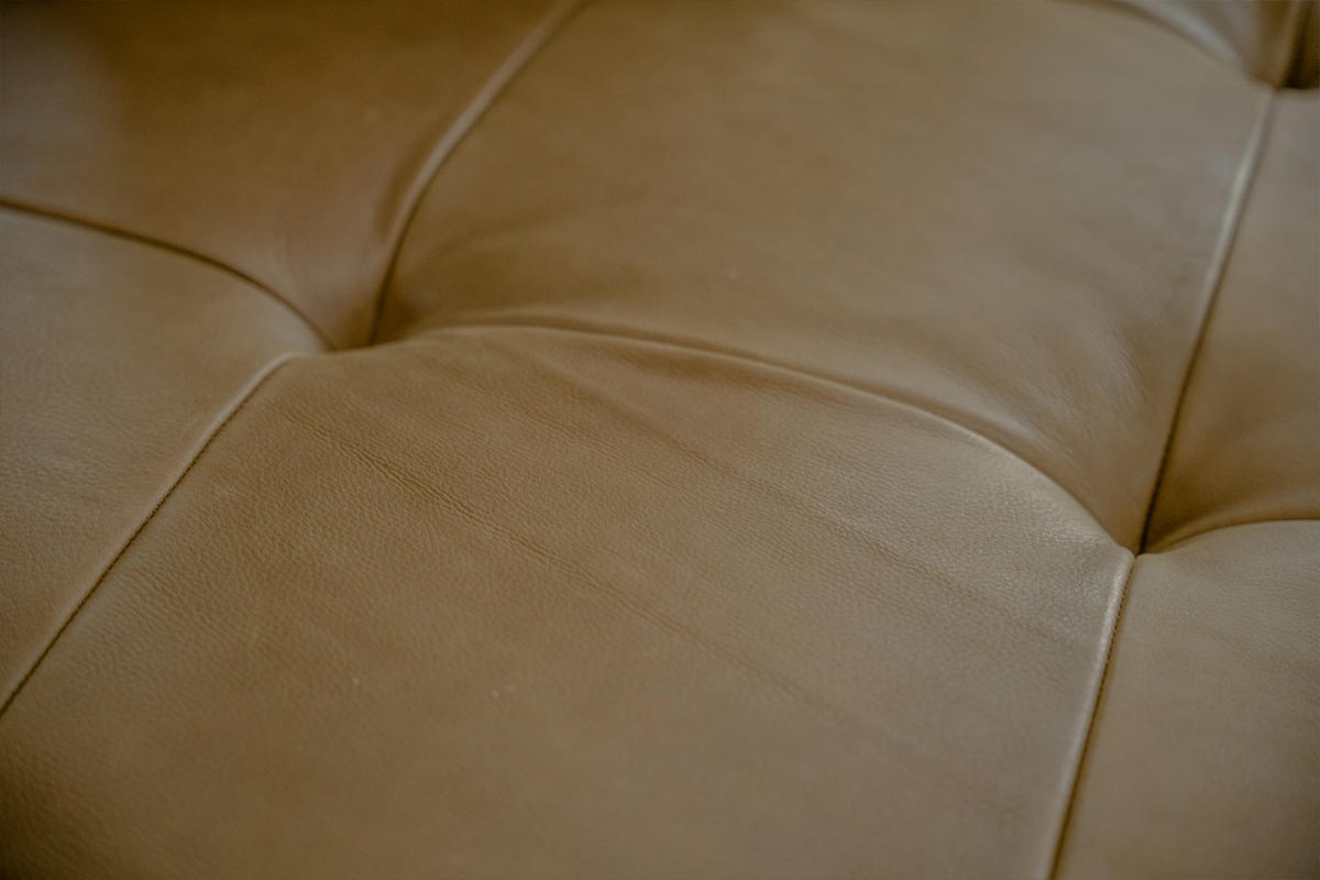 SOFA MIT HOCKER WIOLO 2ER SET Beige Leder - Beige/Silberfarben, Leder/Metall (240/83/110cm) - KAWOLA