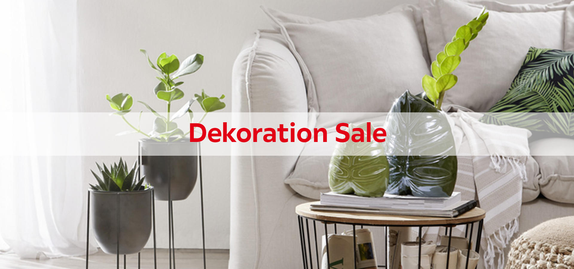 Dekoriertes Wohnzimmer Blumentöpfe Pflanzen Sofa in grau