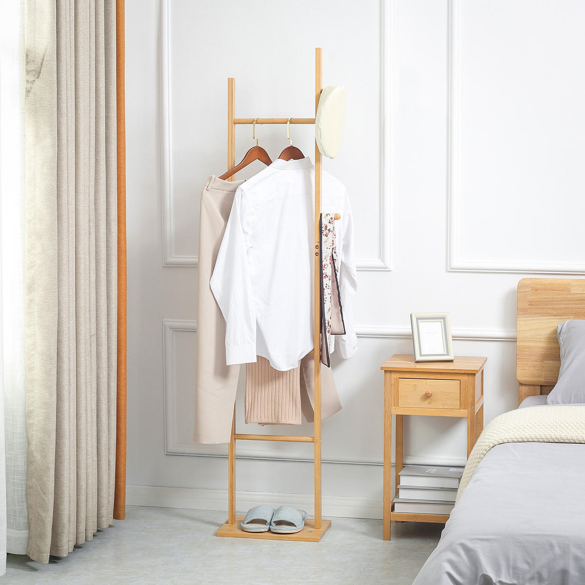 GARDEROBENSTÄNDER, Kleiderständer mit 2 Haken, 3 Stangen, Bambus, Natur - Naturfarben, Holz (24/168/36cm) - HOMCOM