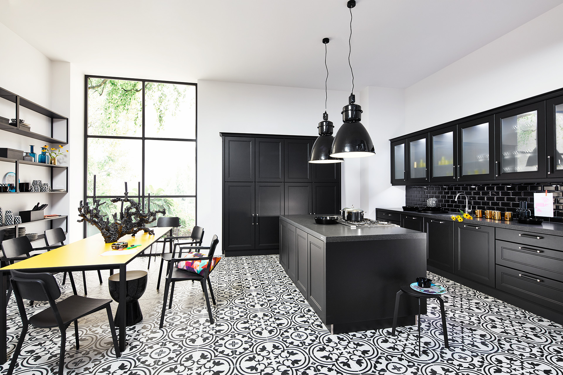 Kuchynský nábytok, čierna kuchyňa, čierne jedálenské stoličky, čierne police, čierne nástenné skrinky, čierna kuchynská linka