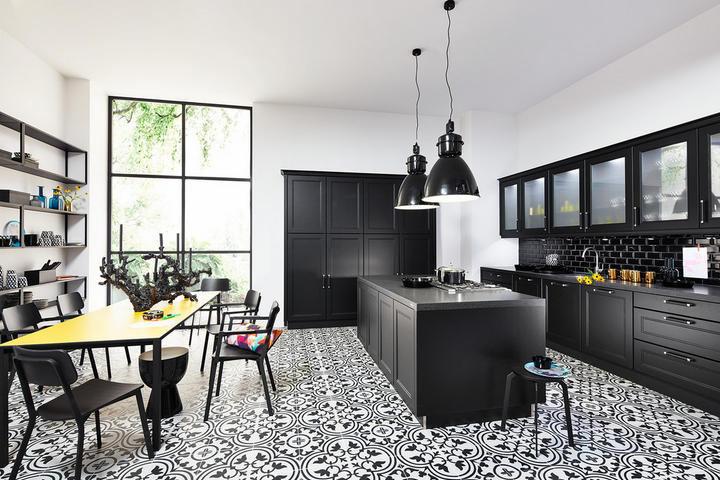 Kuchynský nábytok, čierna kuchyňa, čierne jedálenské stoličky, čierne police, čierne nástenné skrinky, čierna kuchynská linka