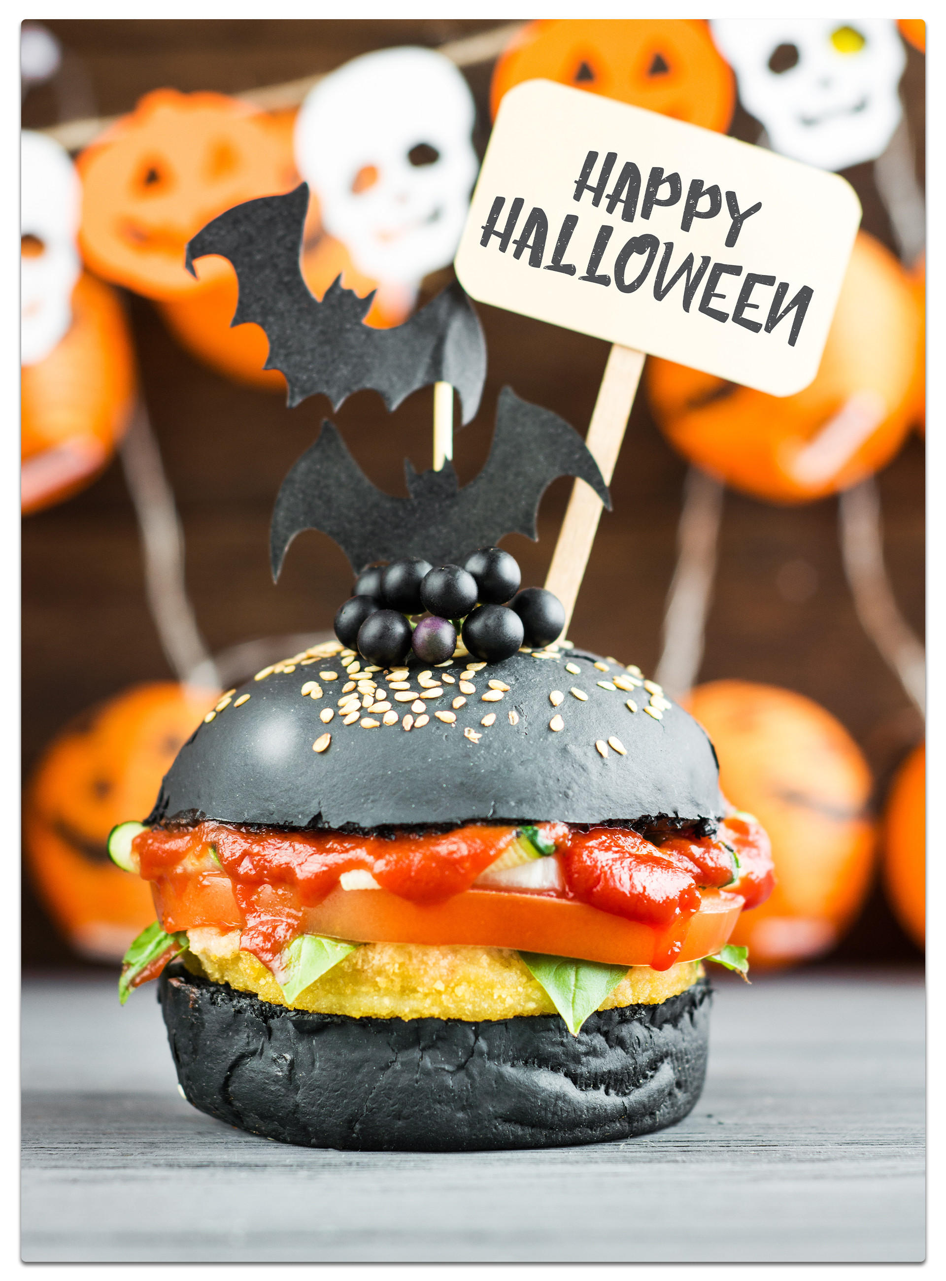 Schwarzer Burger mit einem fröhlichen Halloween-Schild darauf, perfekt für die Halloween-Feier.