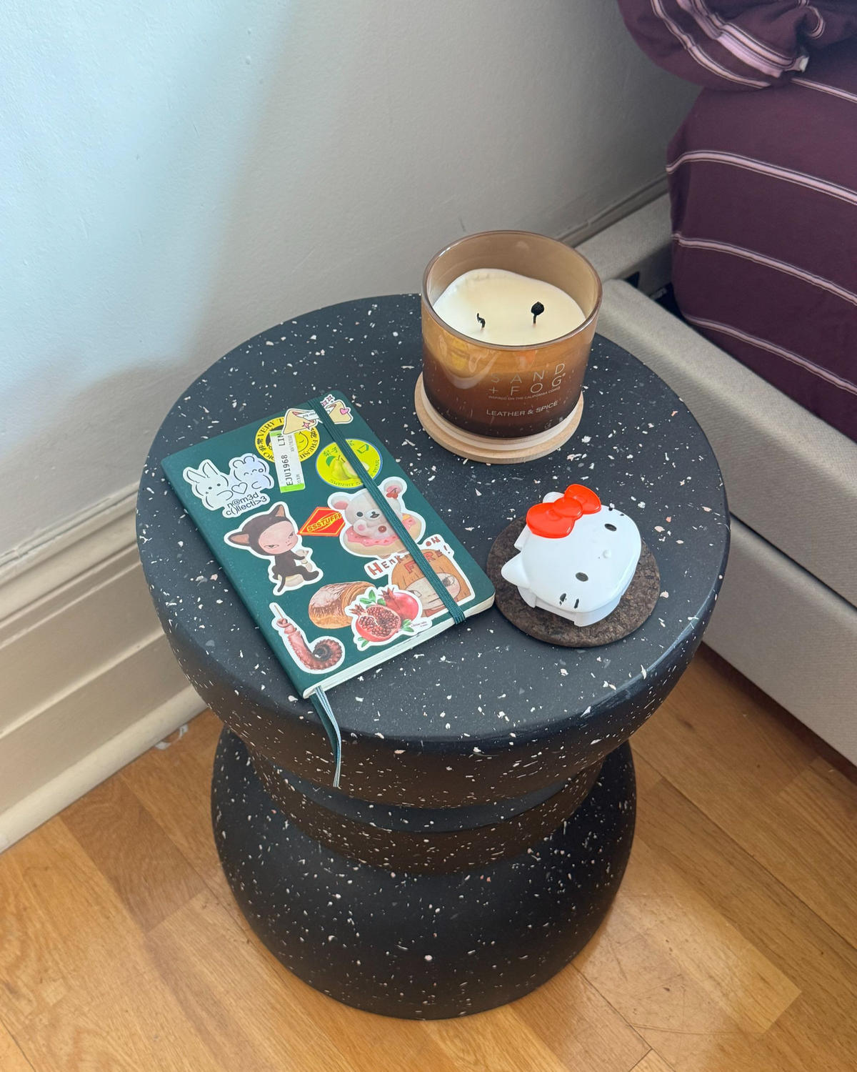 PŘÍSTAVNÝ STOLEK 37/37 cm Terrazzo Look Terrazzo Černý Faliro - černá, keramika (37/37/45cm) - Beliani