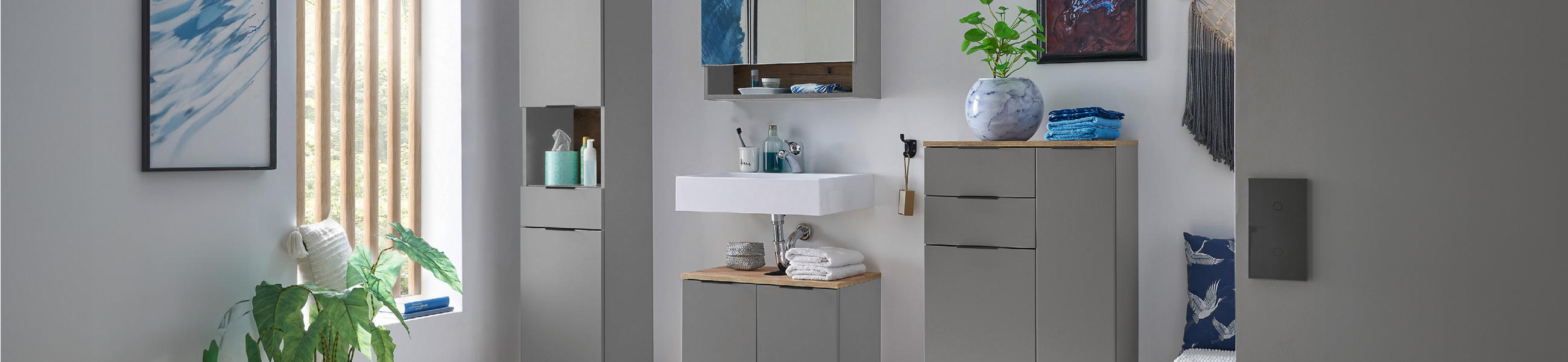 Modernes Badezimmer mit einem Waschbecken und praktischen Schränken.