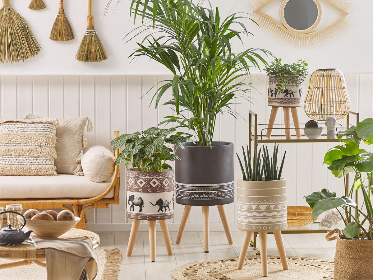 PFLANZENSTÄNDER braun/beige Elefantenmotiv mit Holzbeinen 55 cm Achilio - Beige/Goldfarben, Stein (55cm) - Beliani