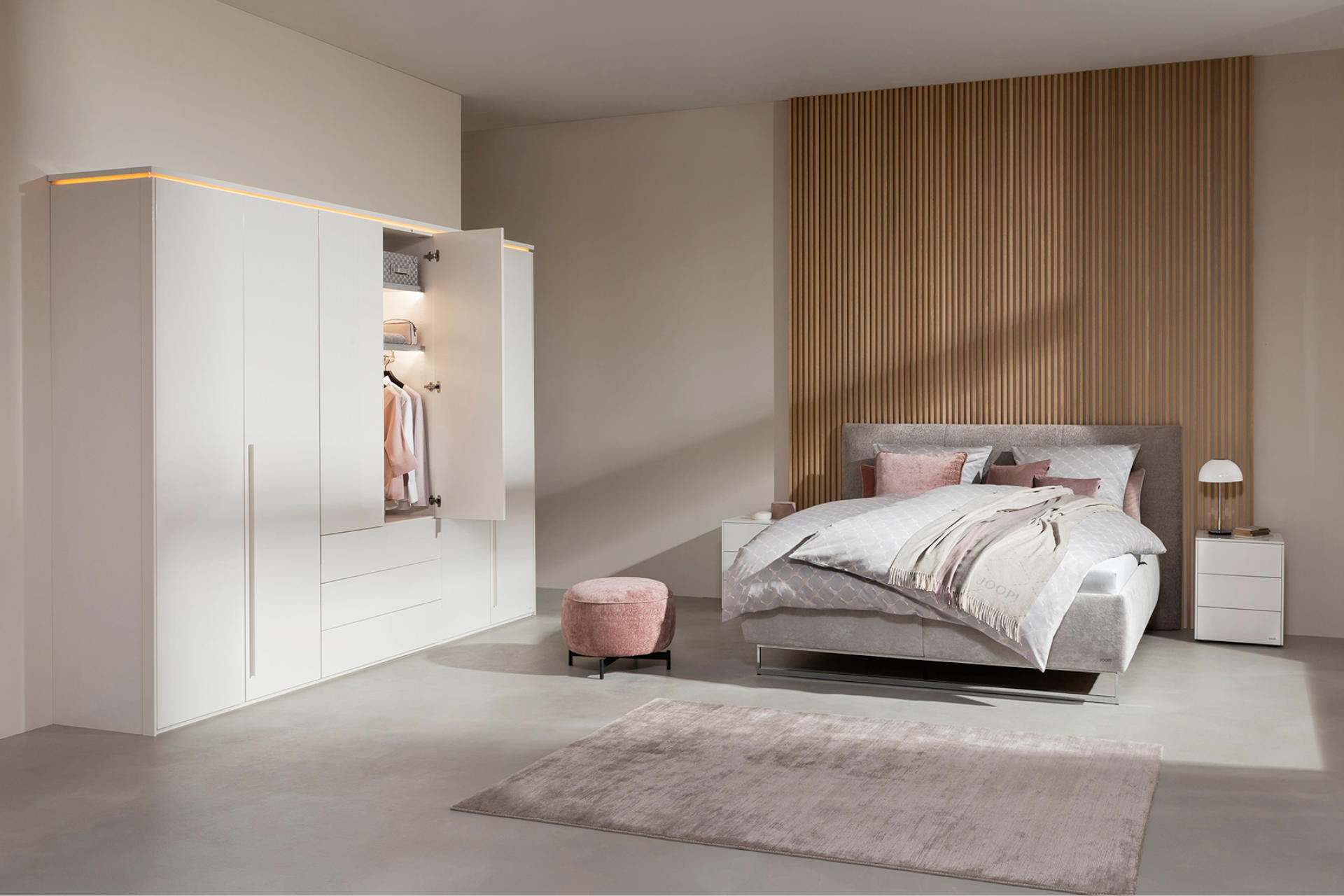 JOOP! Schlafzimmer mit hochwetigen Textilien und Möbel