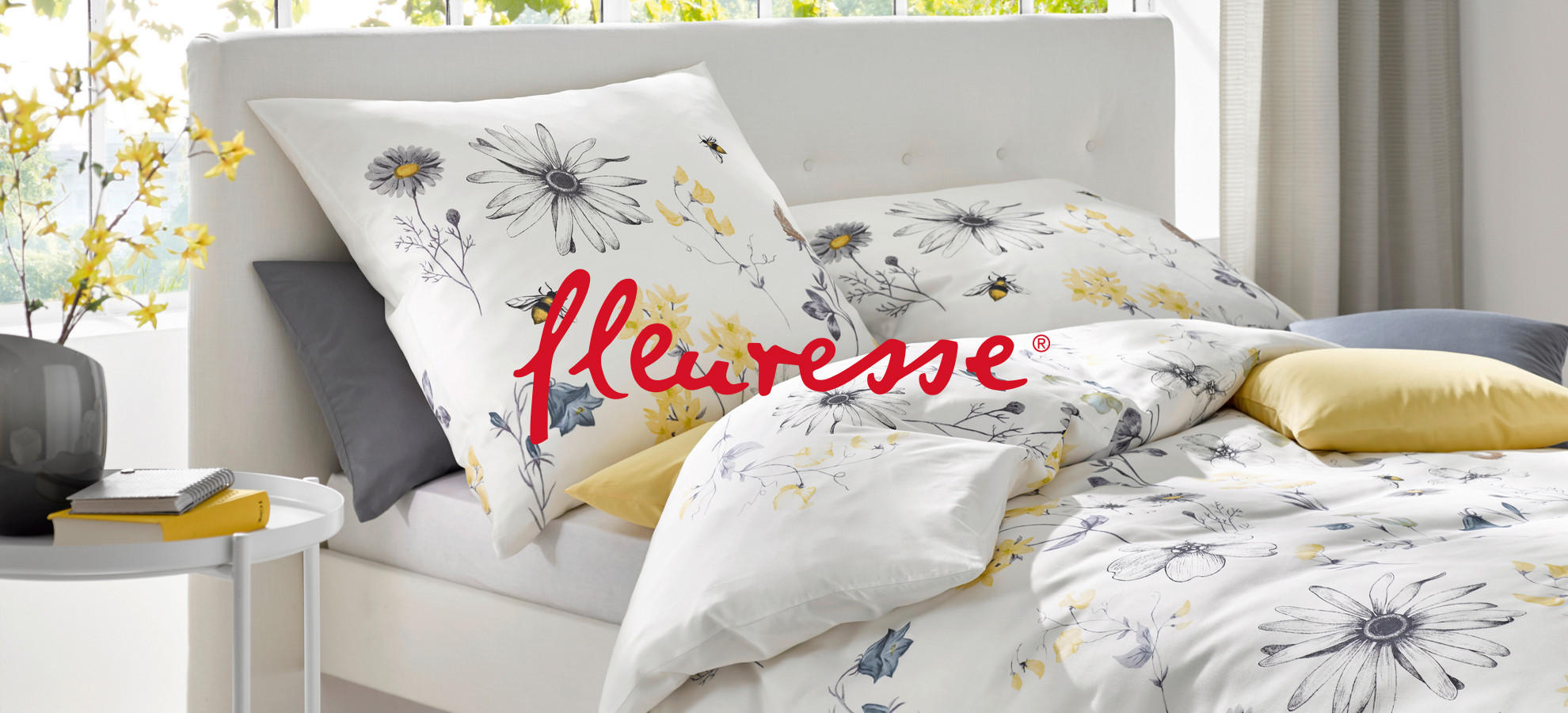 Bettwäsche mit Blumen und Fleuresse logo drauf