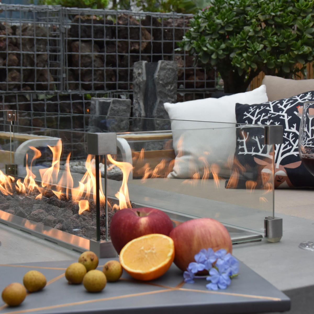 FEUERTISCH Granville Gasfeuerstelle aus GF-Beton - 4-tlg. Set inkl. Glasumrandung, Brennerabdeckung und Gasflaschen-Abdeckung - Hellgrau, Naturmaterialien (70/43/152cm) - Elementi