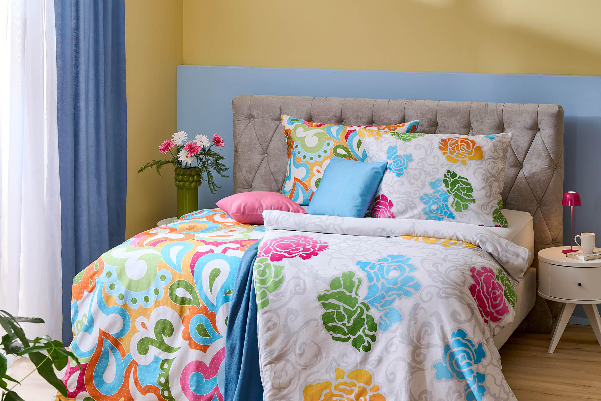 Bett mit blumiger Bettwäsche
