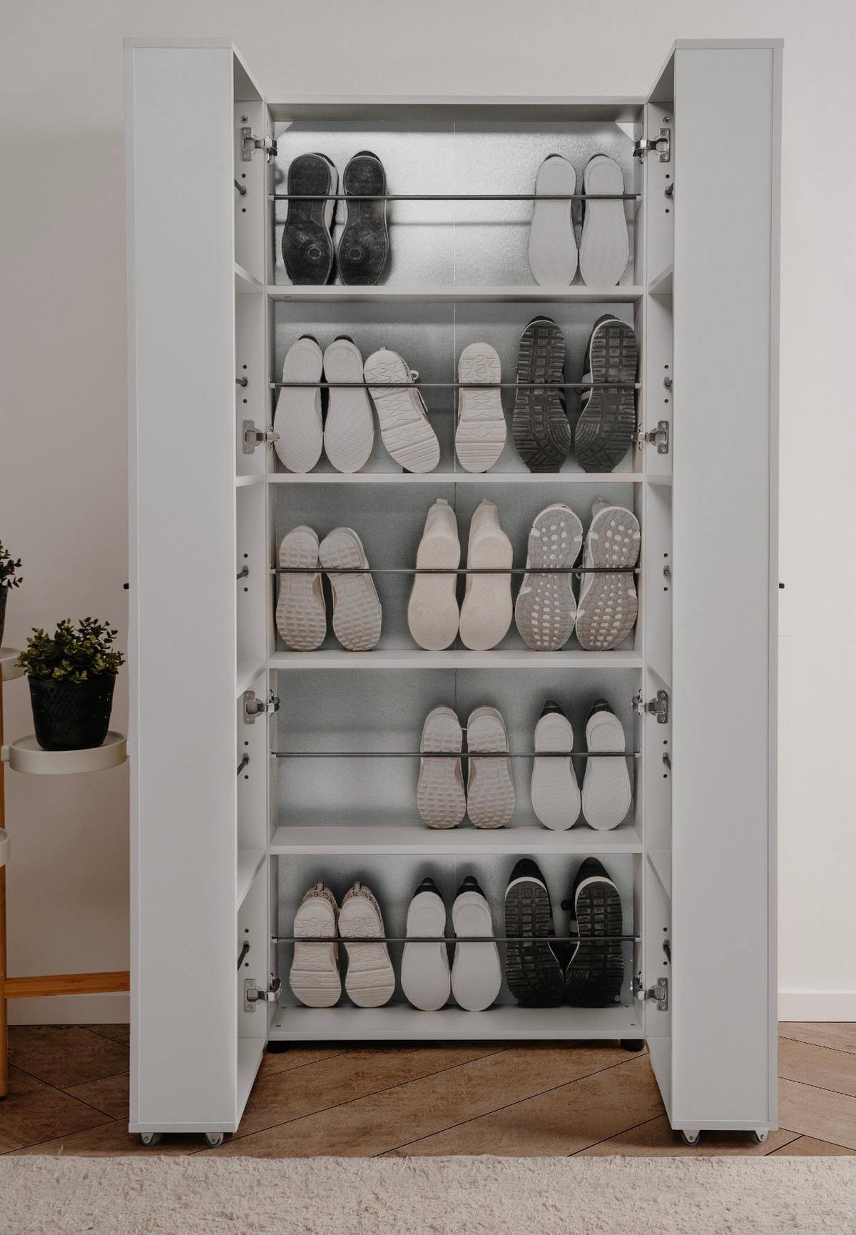 SCHUHSCHRANK weiß 74 cm, Garderobenschrank 15 Fächer, bis 30 Paar Schuhe - Schwarz/Weiß, Holzwerkstoff/Kunststoff (70/181.5/34cm) - Furn.Design