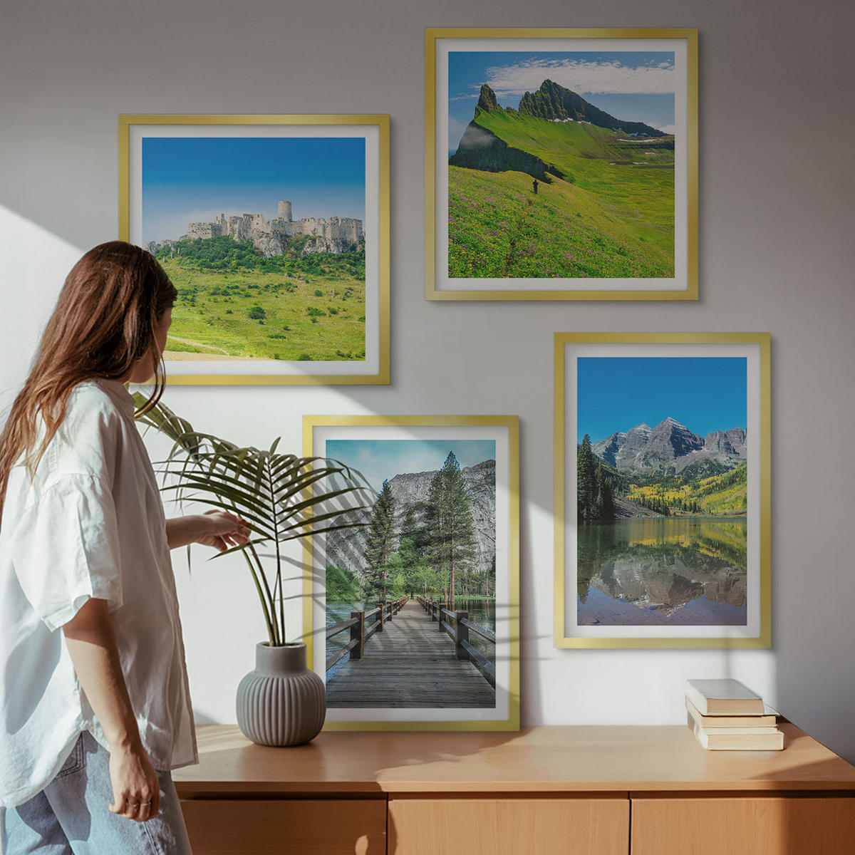 WANDBILDER 4er Set - 50x50 cm & 40x60 cm Goldrahmen - Grüne Hügel mit einer Burg - Goldfarben, Kunststoff (50/50cm) - ArtPrintCave