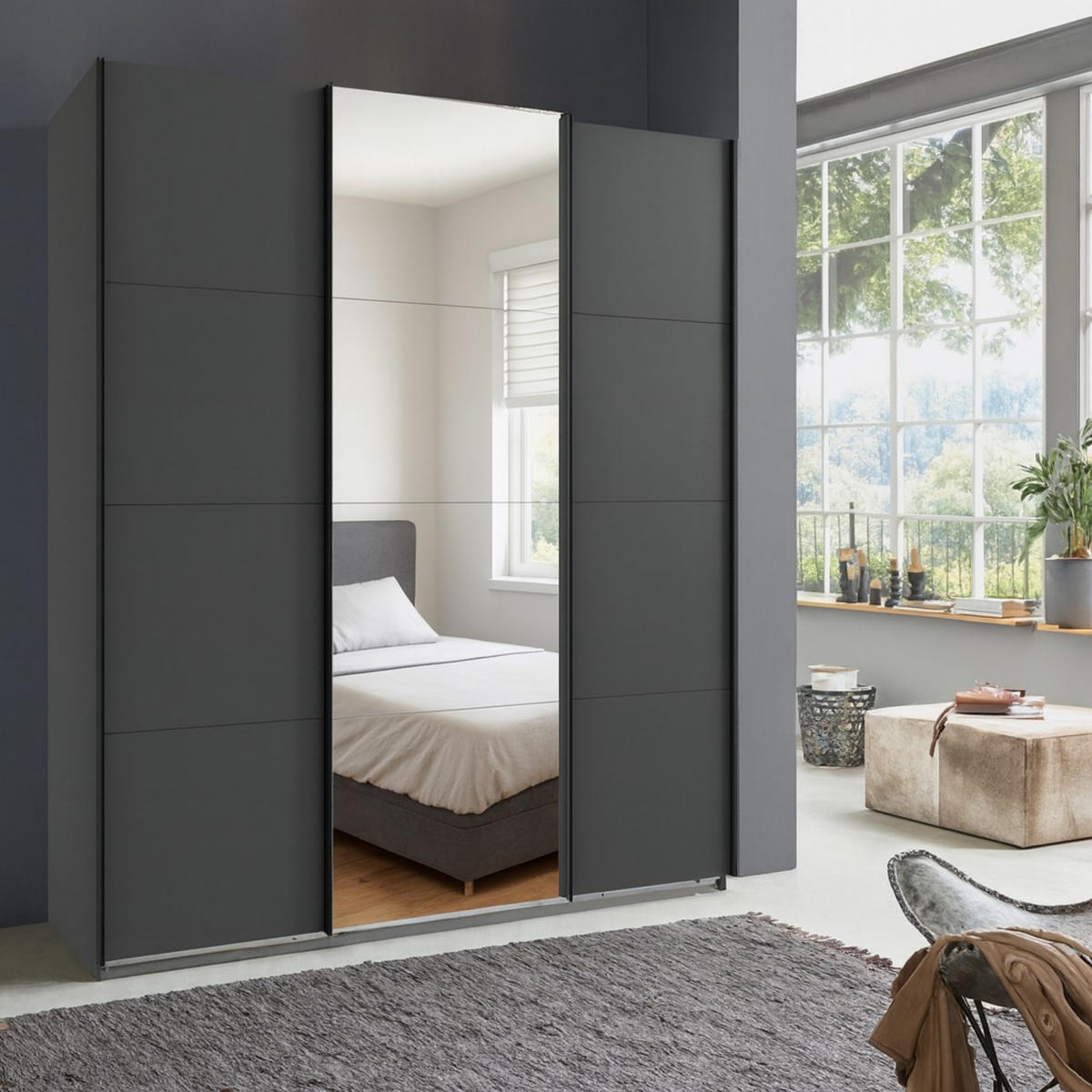 SCHWEBETÜRENSCHRANK 3-türig in Grafit, eine Tür mit Spiegel, B180/H208/T64 cm / 22512 - Schwarz/Graphitfarben, Holzwerkstoff/Metall (180/208/64cm) - luma-home