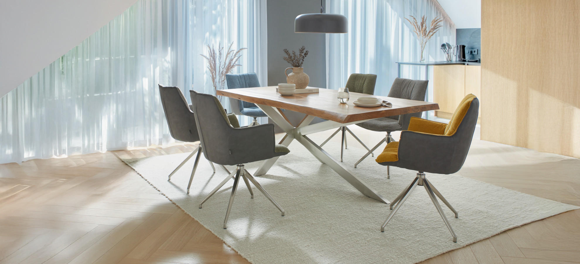 jídelní stůl a židle