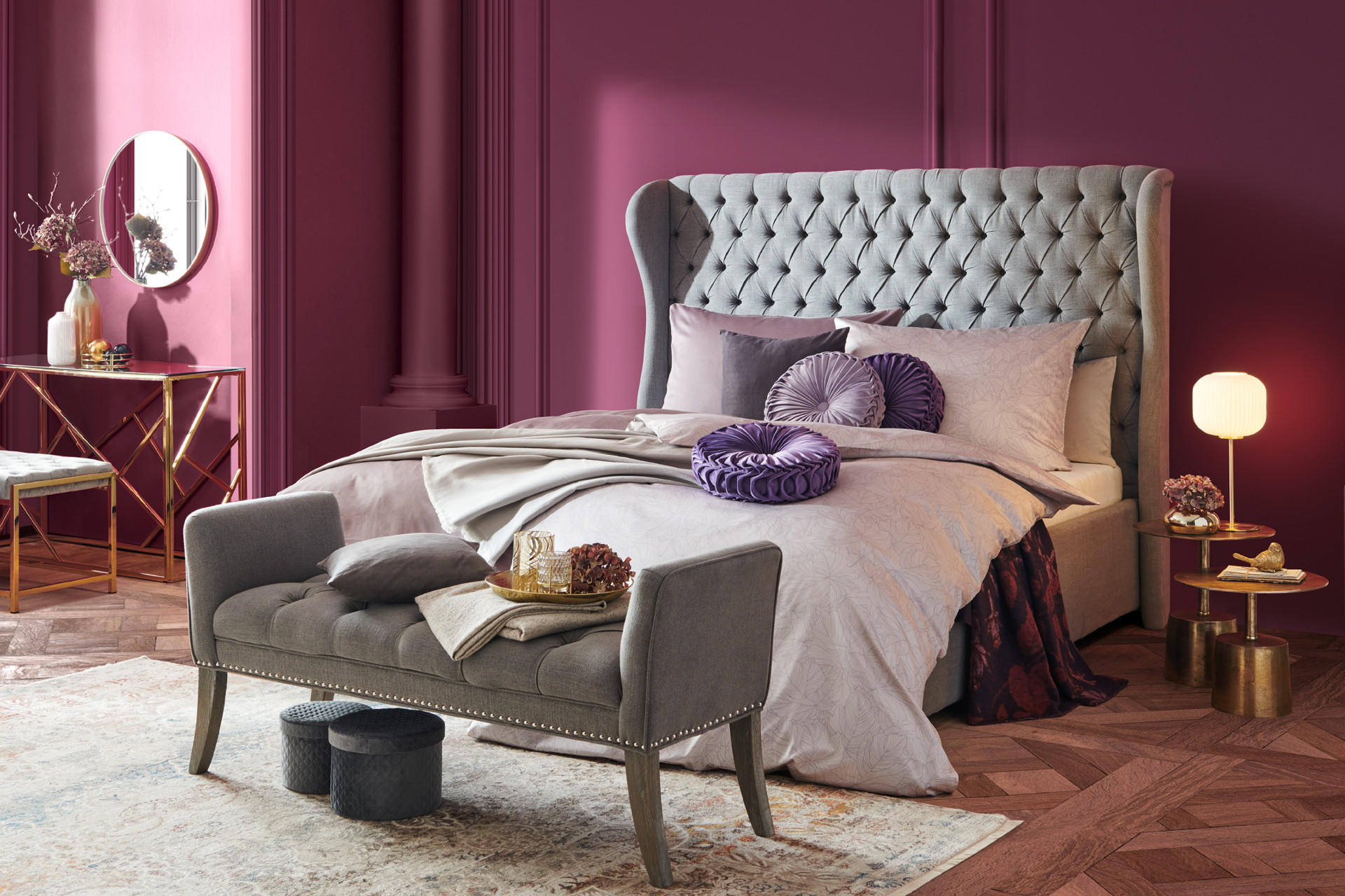 Glamouröses Boxspringbett in grau