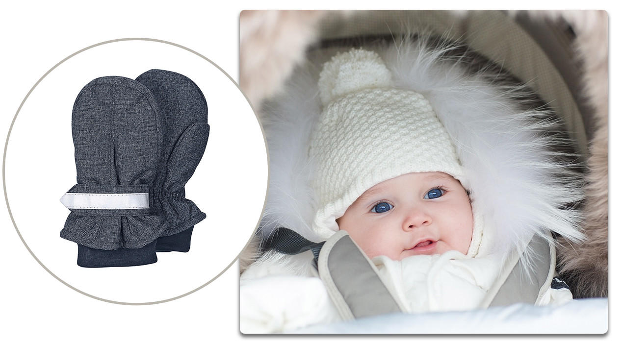 Baby im Kinderwagen mit dicker Jacke und Handschuhen als Freisteller