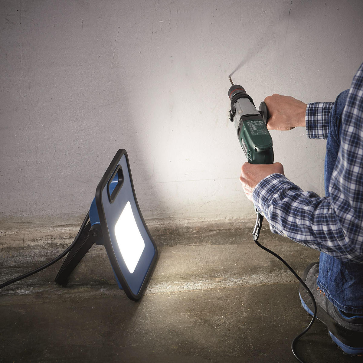 LED-ARBEITSSTRAHLER - 30W mit 3000 Lumen, stabiler Standfuß und rückseitiger Steckdose für Innen- und Außeneinsatz, 3m Netzkabel - Schwarz, Metall (8.5/33/24cm) - Northpoint