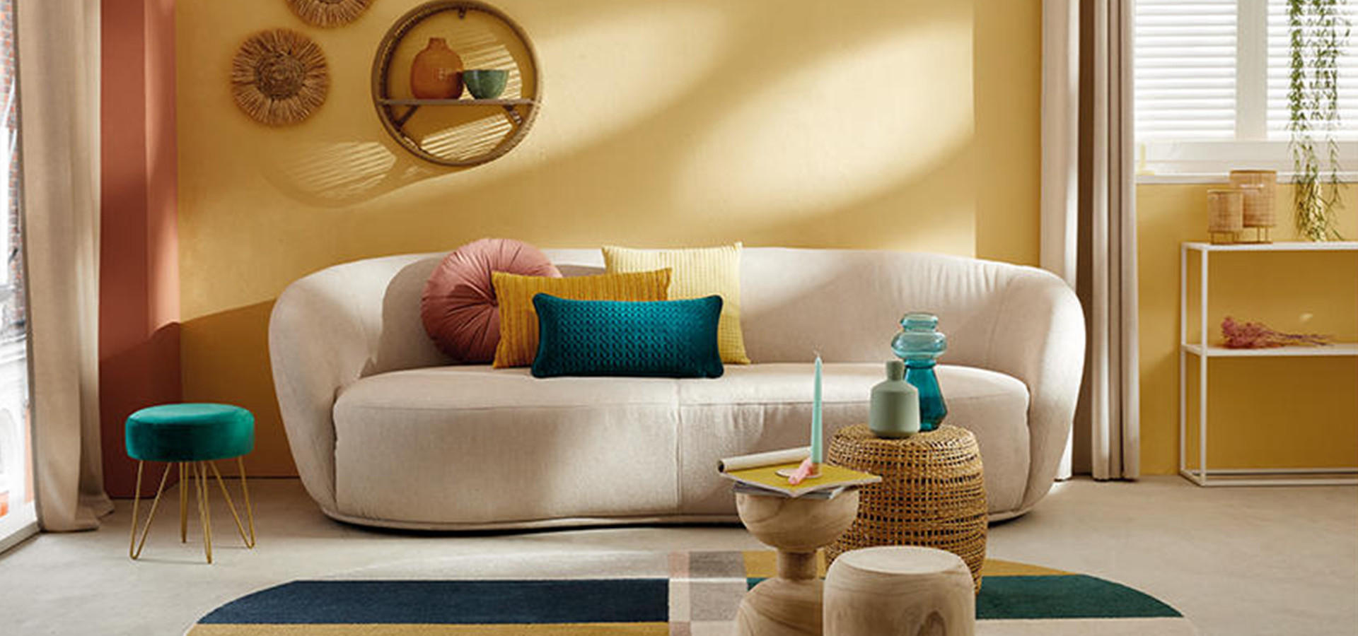 Krémová pohovka s barevnými polštáři