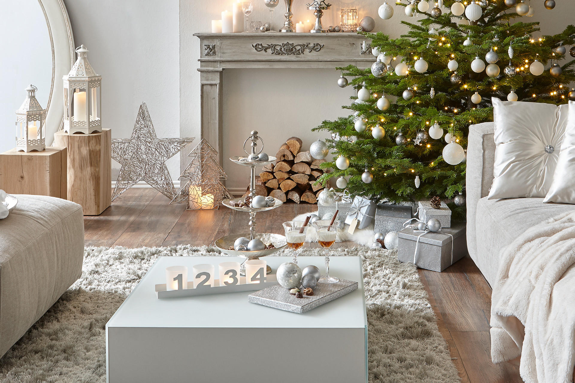 Vánoční stromek v moderním obýváku v bílé barvě