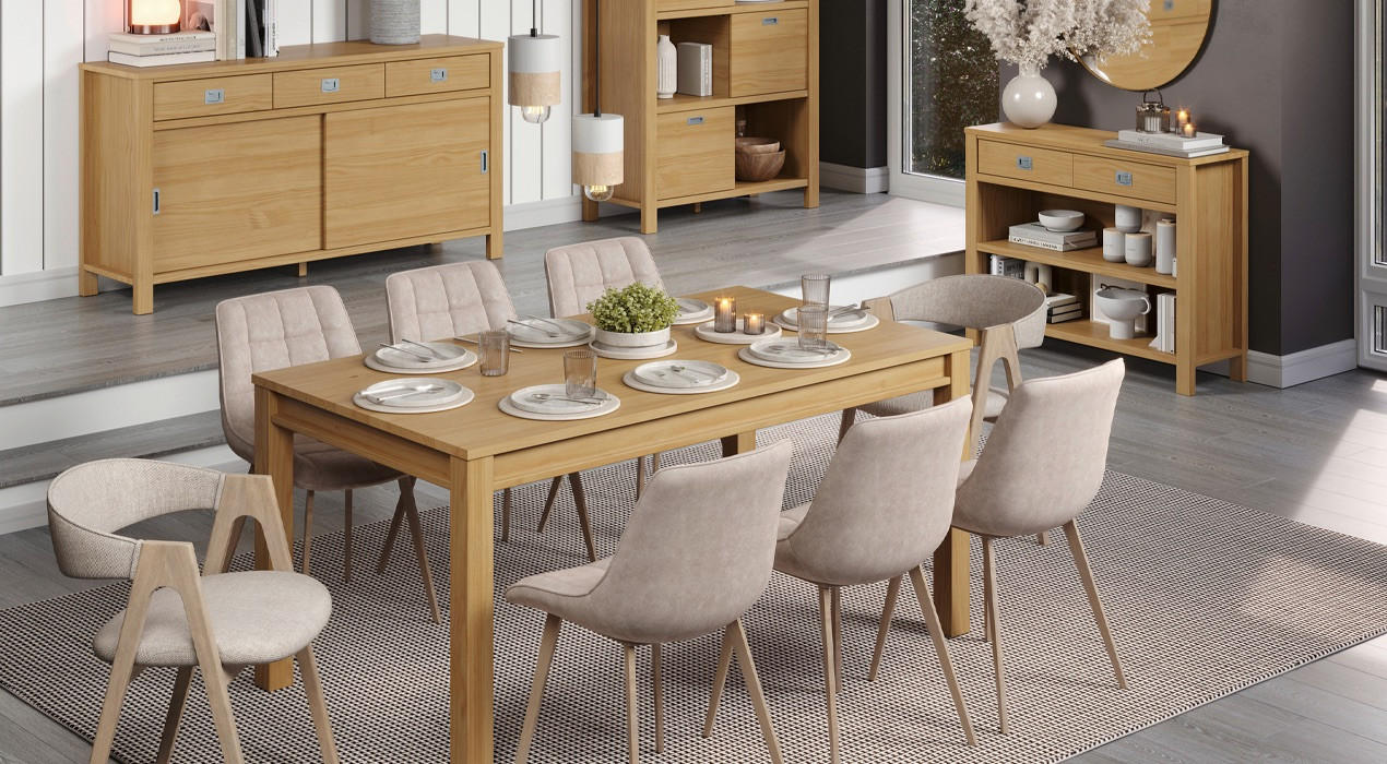 Esszimmer mit Sideboards, Esszimmertisch und Stühlen auf einem grauen Teppich