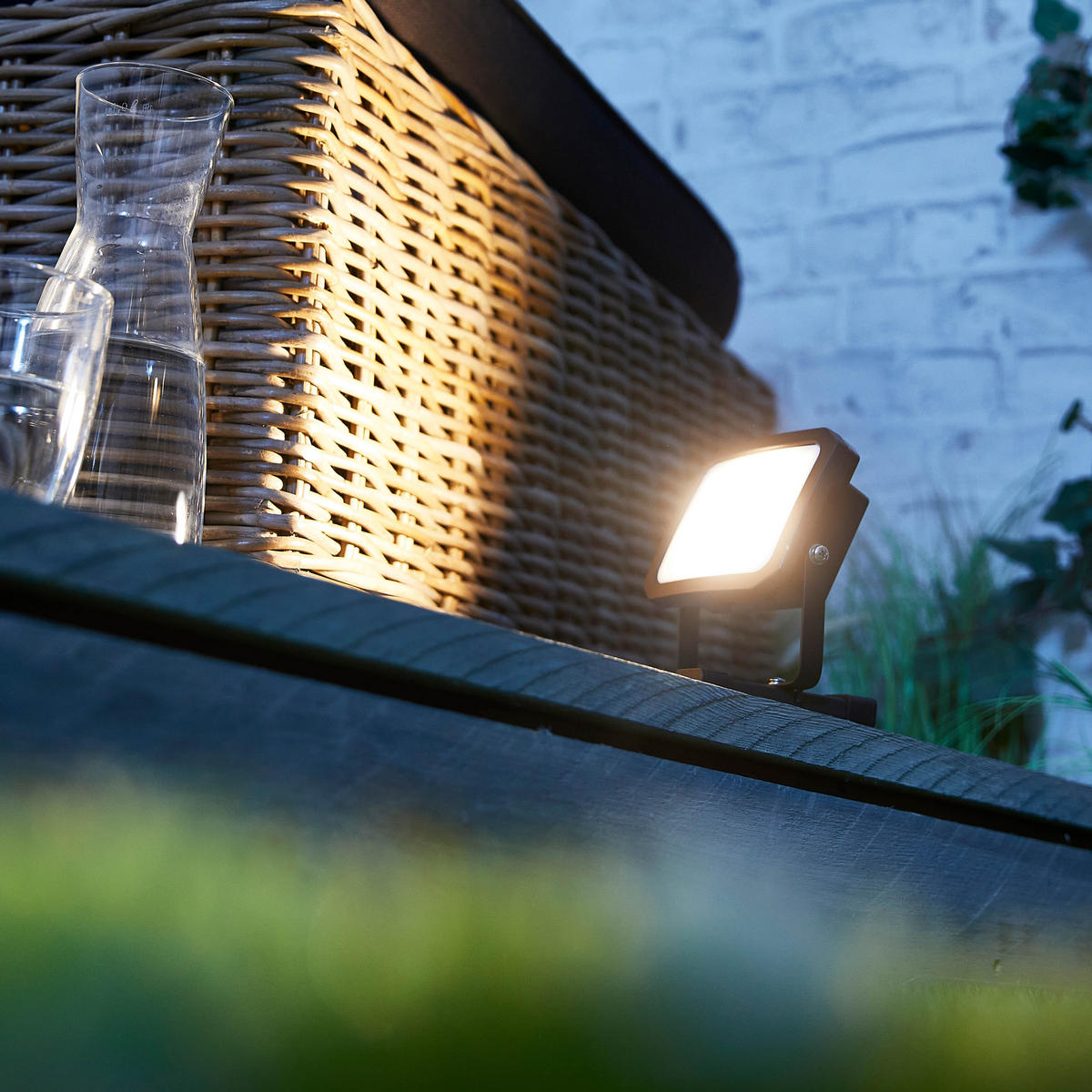 AKKU-LED-BAUSTRAHLER - 1300 Lumen, spritzwassergeschützt mit Haken für Innen und Außen, 2-fach dimmbar, 6600mAh Akku - Schwarz, Kunststoff (12/10.5/14cm) - Northpoint