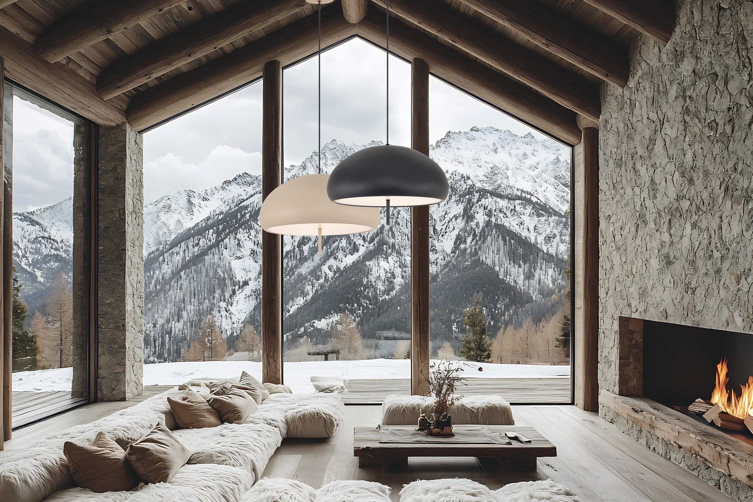 Gemütliches Wohnzimmer mit Kamin und Panorama auf verschneite Berge. 