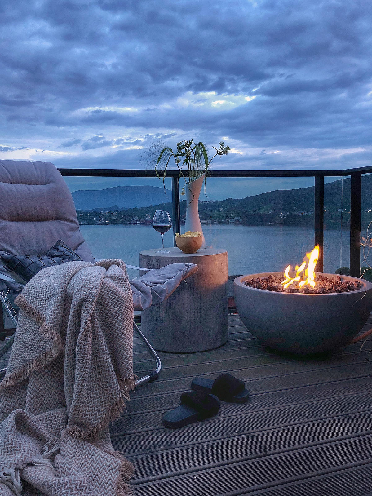 FEUERTISCH Nantucket Gasfeuerstelle aus GF-Beton 67/67/35 cm - Hellgrau, Naturmaterialien (68/36/68cm) - Elementi