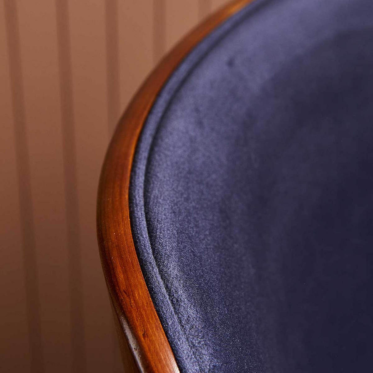 STUHL in Nussbaumoptik mit Sitzfläche aus Velours - Mannix - Blau, Holzwerkstoff (51/61/63cm) - Signature