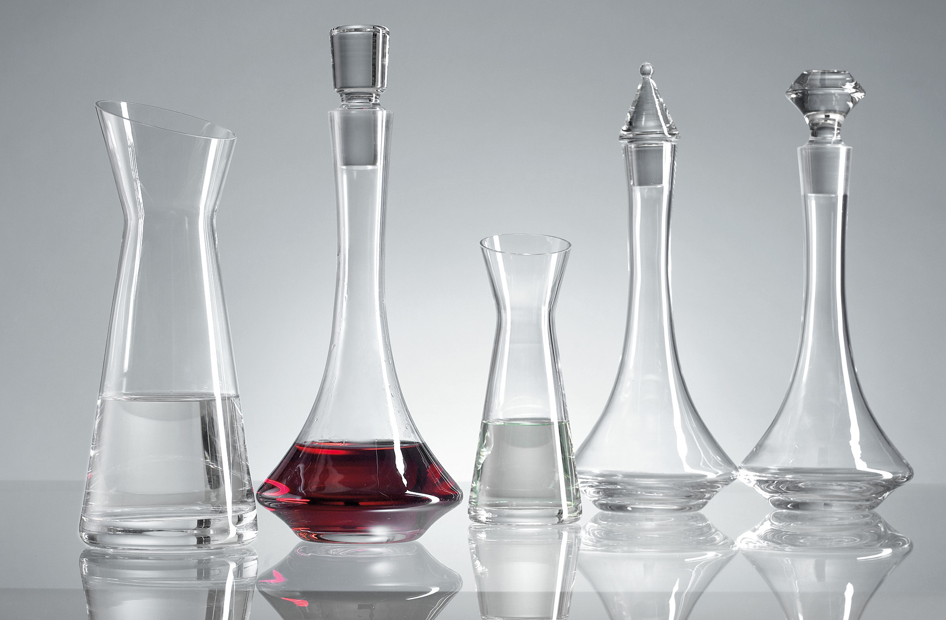 sklenené karafy na víno