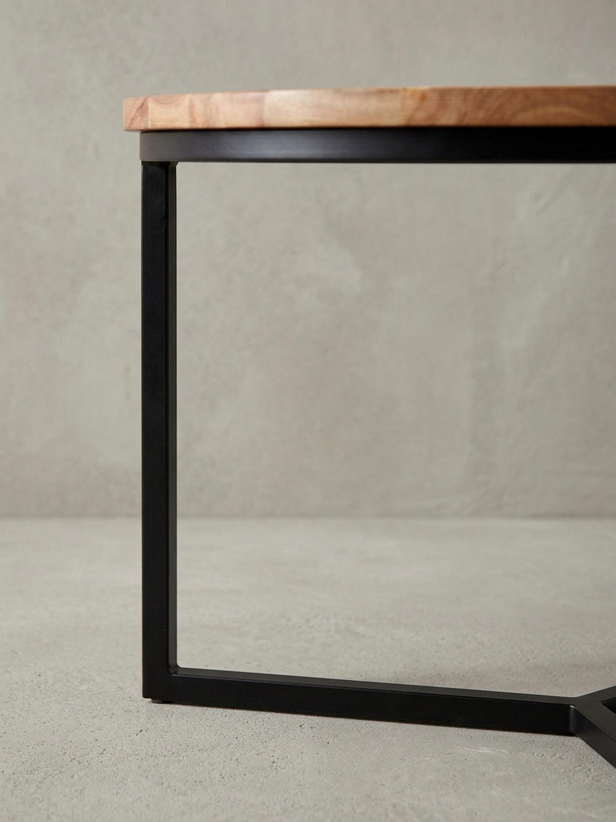 COUCHTISCH aus Akazienholz mit robustem Eisengestell und integriertem Stauraum - Beige/Schwarz, Holz/Metall (60/60/38cm) - KADIMA DESIGN