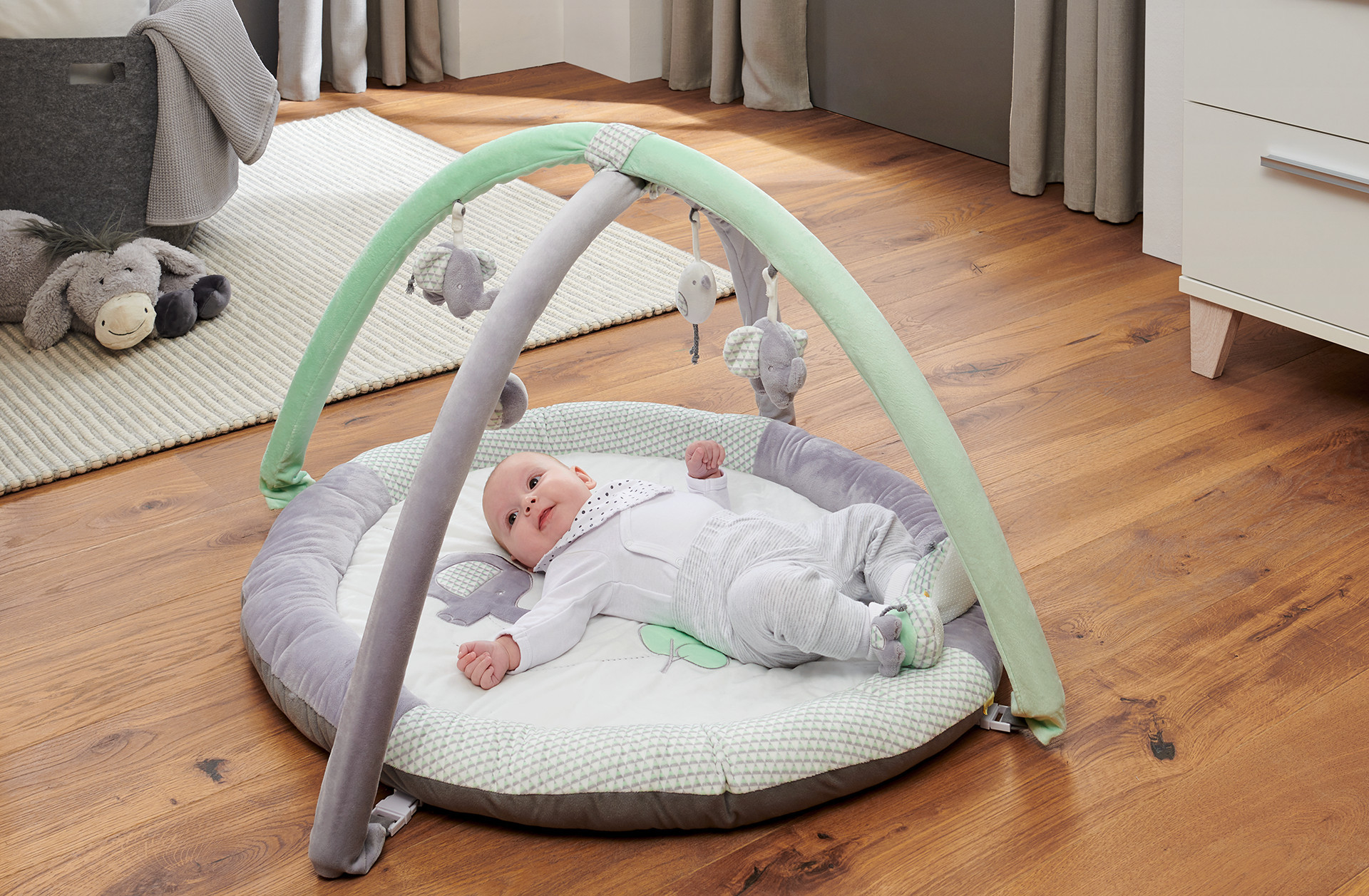 hrazdička s bábätkom, oblúk so zavesenými hračkami