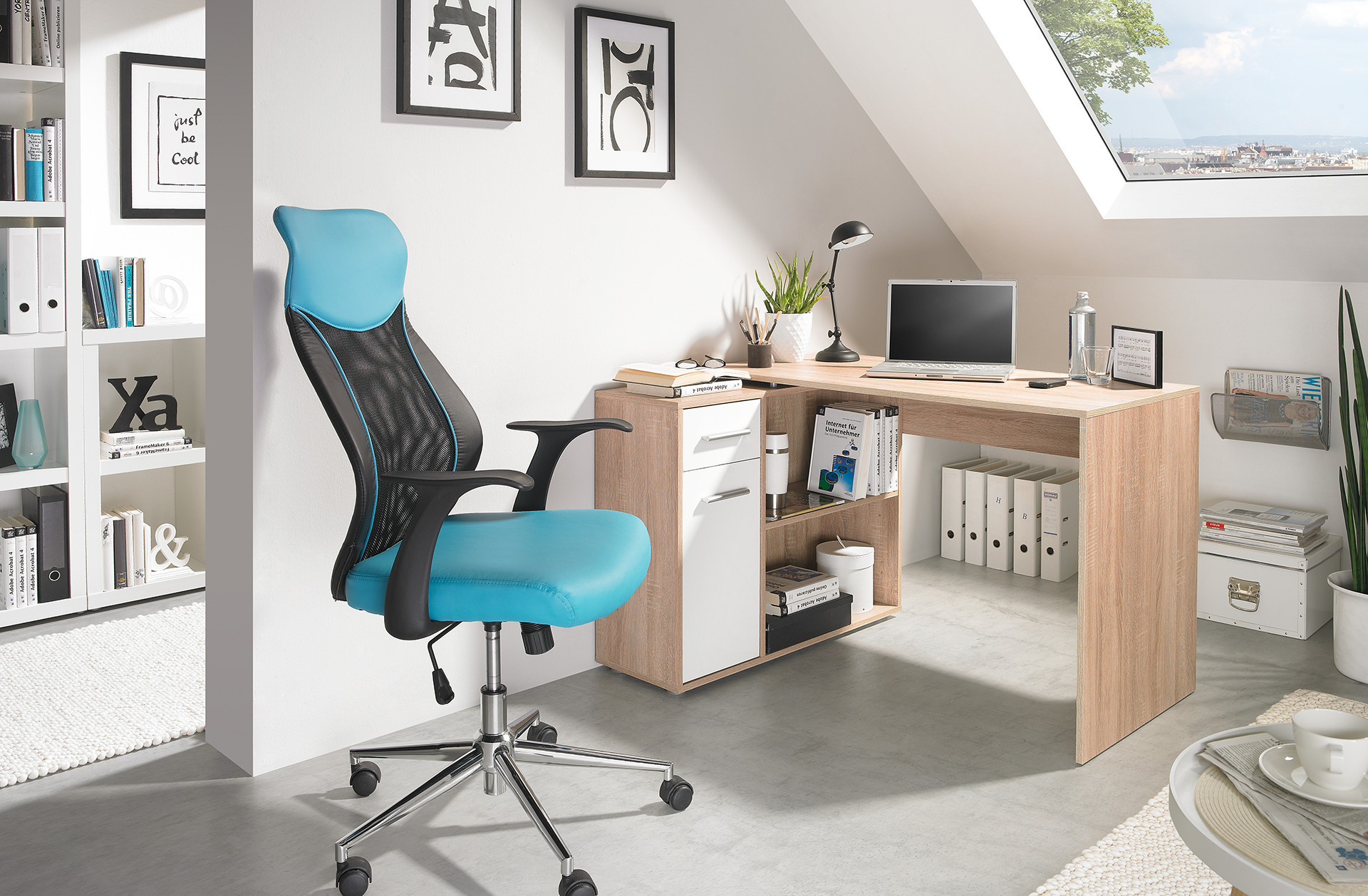 kancelársky nábytok - modrá kancelárska stolička, pracovný stôl, biele regály, strešné okno