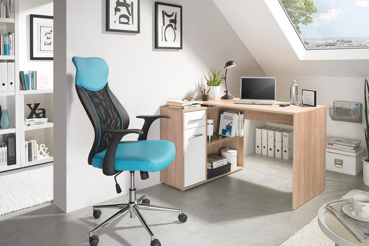 kancelársky nábytok - modrá kancelárska stolička, pracovný stôl, biele regály, strešné okno