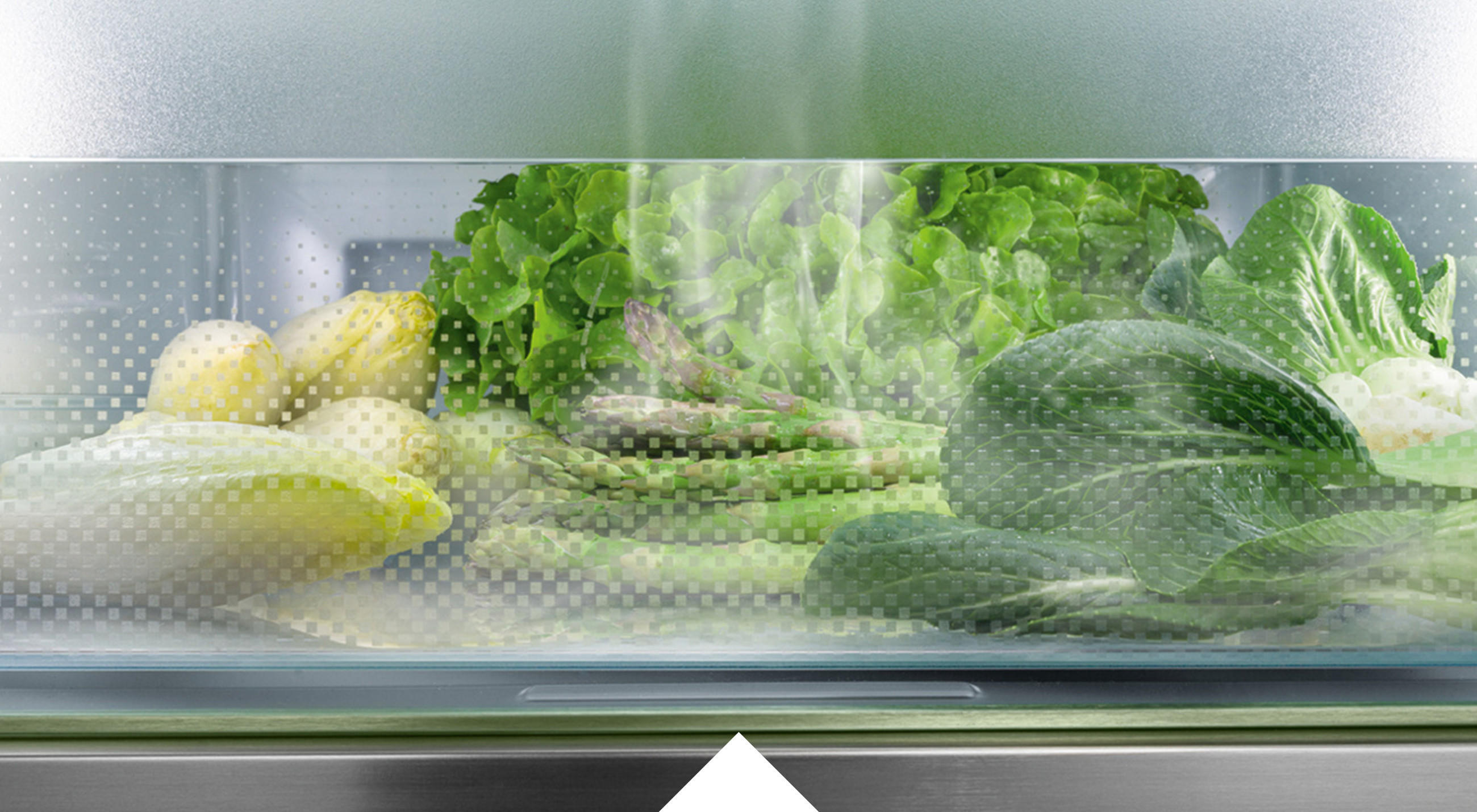 Detailaufnahme von nebeligen Kühlfach in Kühlschrank von LIEBHERR, welcher die Funktion BioFresh mit HydroBreeze enthält.
