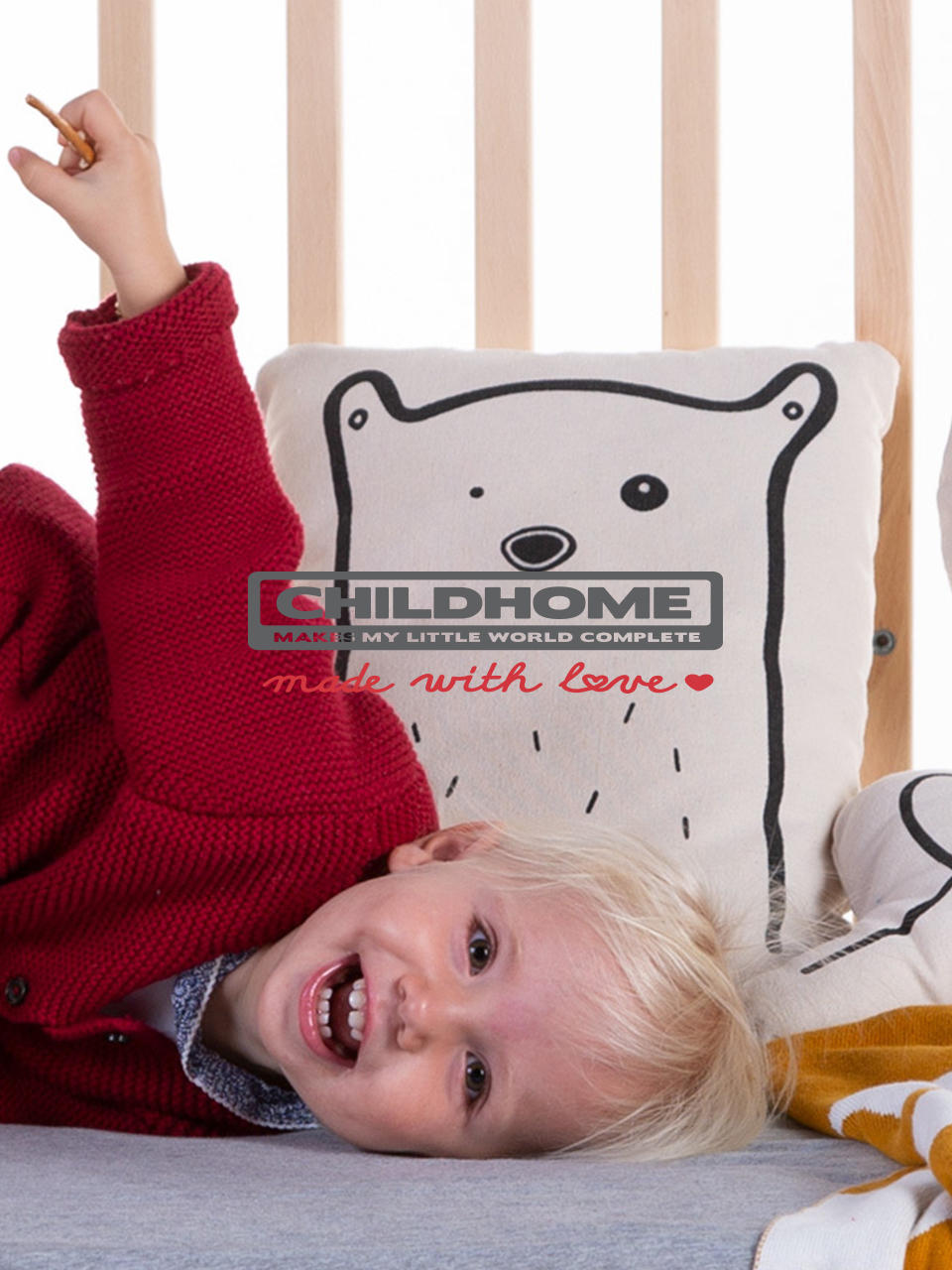 Kind im Bett mit Polster, weiß schwarz Bär Motiv von Childhome