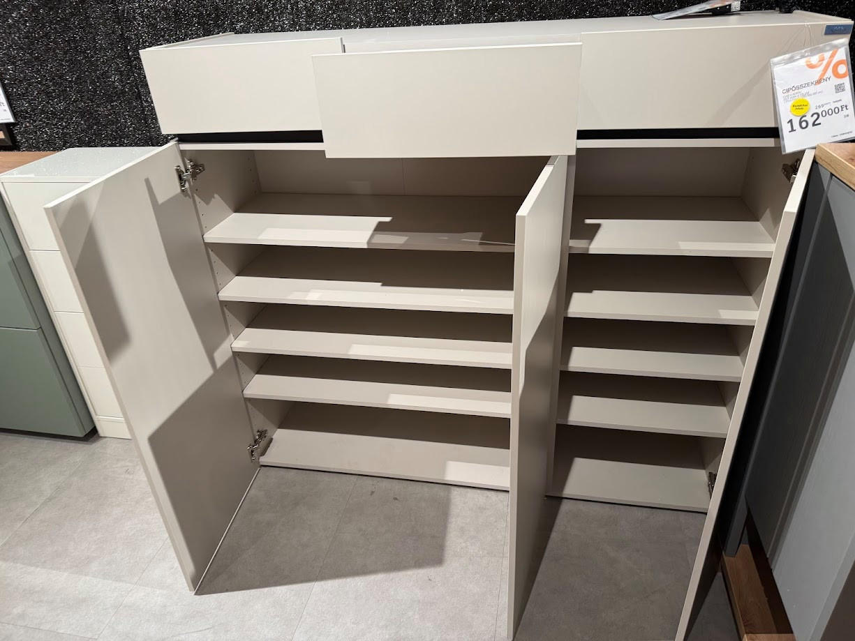 CIPŐSSZEKRÉNY UNIQUE-BUDAÖRS OUTLET - Landscape