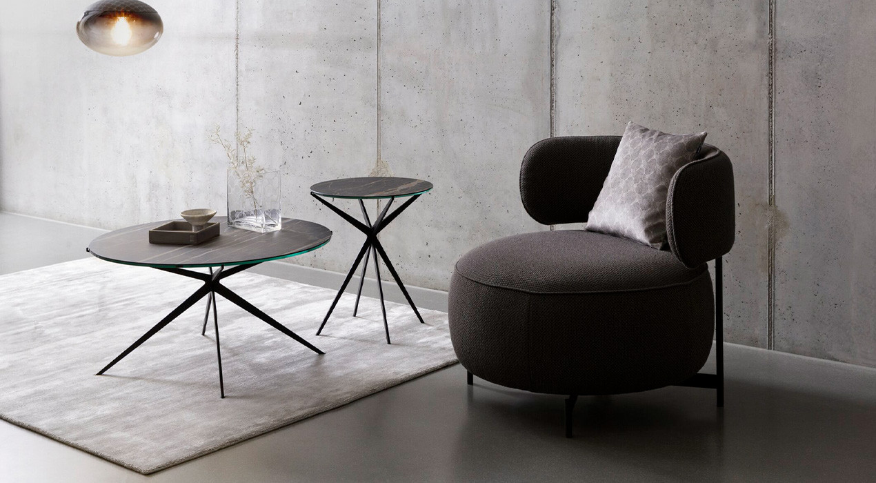 schwarzer sessel mit schwarzem wohnzimmertisch