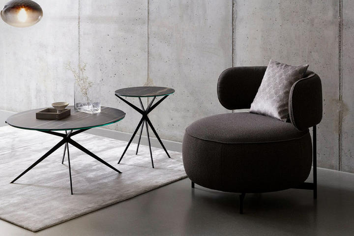 schwarzer sessel mit schwarzem wohnzimmertisch